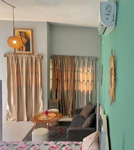 ein Wohnzimmer mit einem Sofa und einem Tisch in der Unterkunft Plage Ewell in Cotonou