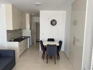 uma cozinha e uma mesa e cadeiras num quarto em Apartments Petar em Budva