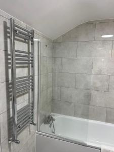 W łazience znajduje się prysznic i wanna. w obiekcie Black Horse Inn Hotel w Londynie