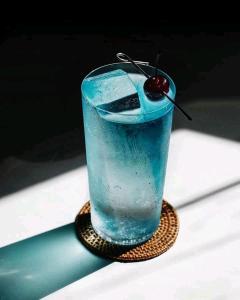 - une boisson avec une cerise sur une table dans l'établissement Bau rivage hotel, à Akwa
