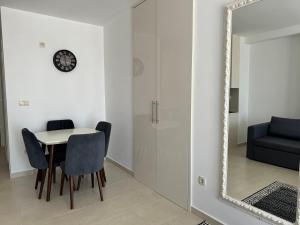 - une salle à manger avec un miroir, une table et des chaises dans l'établissement Apartments Petar, à Budva