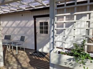 - une terrasse avec une table et des chaises dans un bâtiment dans l'établissement Villa Kataja, à Sjundeå