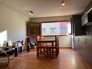 Una cocina con una mesa y sillas en una habitación. en La Vall Apartaments Loft, en Sant Llorenç de Morunys