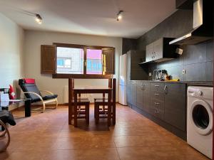 cocina con mesa y comedor en La Vall Apartaments Loft, en Sant Llorenç de Morunys