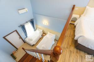 an overhead view of a bedroom with a bed at The Autumn Creek Chiangrai in Chiang Rai