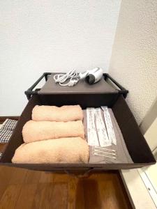 福岡市にあるGest Residence Hakata Tenjin self check inの折りたたみ式タオルトレイ