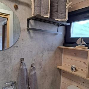 uma casa de banho com um lavatório e um espelho em Sauerland Tinyworld em Diemelsee