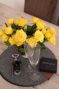 a vase of yellow roses sitting on a table at City Life Zentrum Zwickau in Zwickau