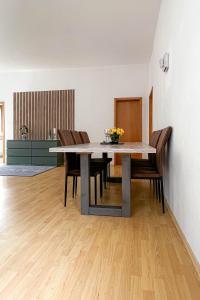 a dining room with a table and chairs at City Life Zentrum Zwickau in Zwickau