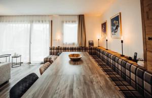 sala de estar con mesa de madera y sofá en Chalet familial de 6 chambres dominant Saint-Gervais classé 4 étoiles, en Saint-Gervais-les-Bains