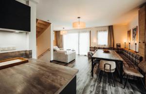 sala de estar amplia con mesa y sofá en Chalet familial de 6 chambres dominant Saint-Gervais classé 4 étoiles, en Saint-Gervais-les-Bains