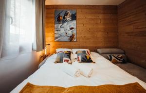 1 dormitorio con 1 cama blanca grande con almohadas en Chalet familial de 6 chambres dominant Saint-Gervais classé 4 étoiles, en Saint-Gervais-les-Bains