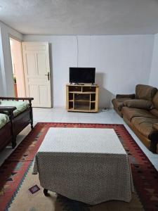 ein Wohnzimmer mit einem Sofa und einem Tisch in der Unterkunft Hadhri Appartement in Tozeur