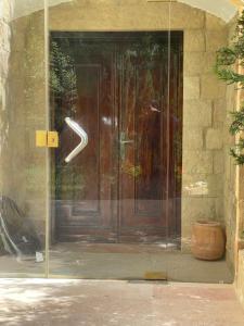 une grande porte en bois avec une flèche. dans l'établissement Horizon1, à Amman