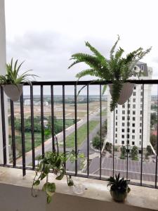 - Balcón con vistas a un edificio en Happiest Homestay 1 - Manor Crown Hue en Hue