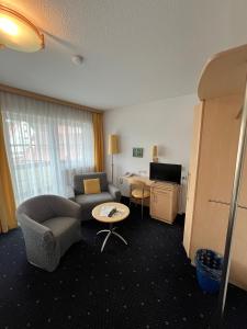 a living room with a couch and a table at Hotel-Landpension Postwirt in Kirchensittenbach