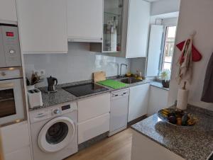 a kitchen with a washing machine and a dishwasher at Casa Buenos Aires in Ribadeo