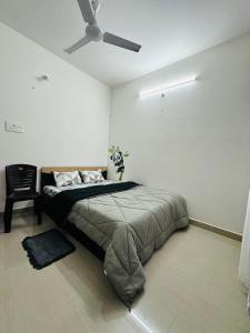 1 dormitorio con 1 cama y ventilador de techo en Pearl villa homestay, en Jorhāt