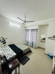 1 dormitorio con 1 cama y 1 silla en Pearl villa homestay, en Jorhāt