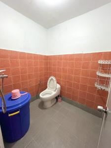 een badkamer met een toilet en een vuilnisbak bij Palm beach Guest House 12 in Nagoya