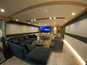ボドルム・シティにあるSeara Yachtingのリビングルーム(大きなソファ、テレビ付)