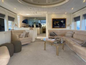 ボドルム・シティにあるSeara Yachtingのソファとコーヒーテーブルのあるリビングルーム