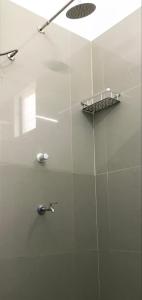 W łazience znajduje się prysznic ze szklaną ścianą. w obiekcie Shrivasta Cottages 