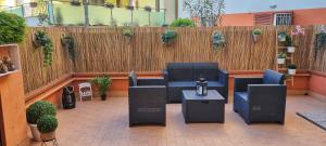 un patio con sillas y una valla de madera en Monolocale + Ampio Terrazzo en Grosseto