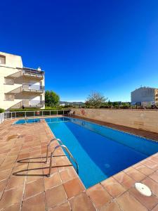 una piscina en la azotea de un edificio en Casa Sant Antoni, en Calonge