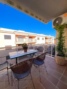 patio con mesa y sillas en el balcón en Casa Sant Antoni, en Calonge