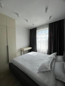 1 dormitorio con 1 cama grande y ventana en Issyk-kul Palm beach, en Chok-Tal