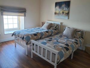 מיטה או מיטות בחדר ב-Private Quay, Balcony, Sea Views, Free Parking