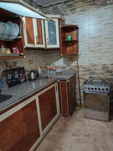 een keuken met een aanrecht en een fornuis bij Room in Al Bitash Main Street, Alex west in Alexandrië