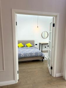 1 dormitorio con 1 cama con almohadas amarillas en ЖК Новый Степной, en Karagandá