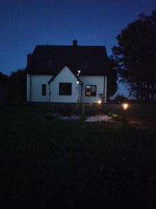 een huis 's nachts met lichten ervoor bij U Stasia in Uścimów
