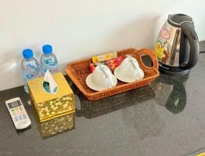 two baskets with dishes and water bottles on a counter at Mean Mean Bungalow in Phumĭ Véal Sbov