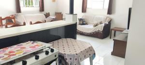 - une cuisine avec une cuisinière et une table dans une chambre dans l'établissement Casa térrea com piscina a 250 metros da praia, à Itanhaém