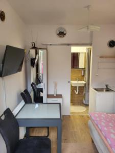 ein Wohnzimmer mit einem Tisch und einem Sofa in der Unterkunft Rebro apartman in Zagreb