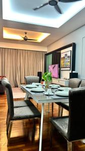 comedor con mesa y sillas en LUXURY 3BR Penthouse I The Shore Hotel & Residence I Seaview I Poolview I 6-9Pax en Melaka