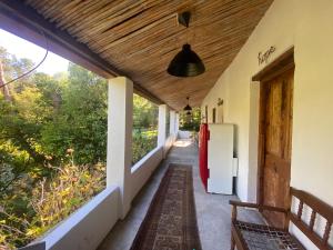 Un balcón o terraza en The Riverdeck Accommodation and Backpackers