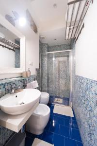 y baño con lavabo, aseo y ducha. en La Casa del Viandante, en La Spezia