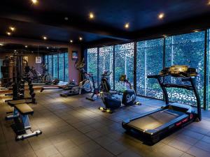 een fitnessruimte met verschillende loopbanden en crosstrainers bij Golden Pearl Tangalle Beach New in Hambantota