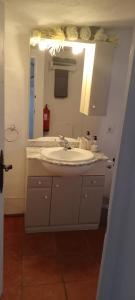 ein Bad mit einem Waschbecken und einem Spiegel in der Unterkunft La Estrellita in Iznájar