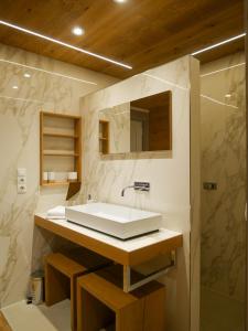 ein Bad mit einem Waschbecken und einem Spiegel in der Unterkunft Weinresidenz Sonnleitner - ADULTS ONLY in Furth