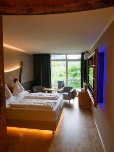 FurthにあるWeinresidenz Sonnleitner - ADULTS ONLYのベッドと大きな窓が備わるホテルルームです。