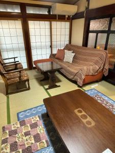 Zimmer mit einem Bett, einem Tisch und einem Stuhl in der Unterkunft Stella in Noto in Togi