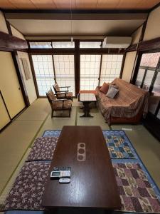 ein Wohnzimmer mit einem Tisch und einem Sofa in der Unterkunft Stella in Noto in Togi