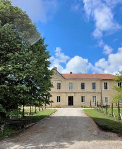 an estate with a driveway leading to a building at Château Bernon Maison d Hotes - Piscine et sauna in Queyrac