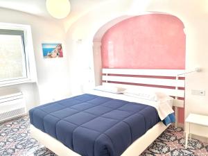 A Gradillo holiday rooms في رافيلو: غرفة نوم بسرير ازرق في غرفة