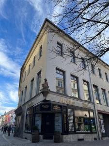 a building on a street with a kabbage store at City Vibe Zentrum Zwickau in Zwickau